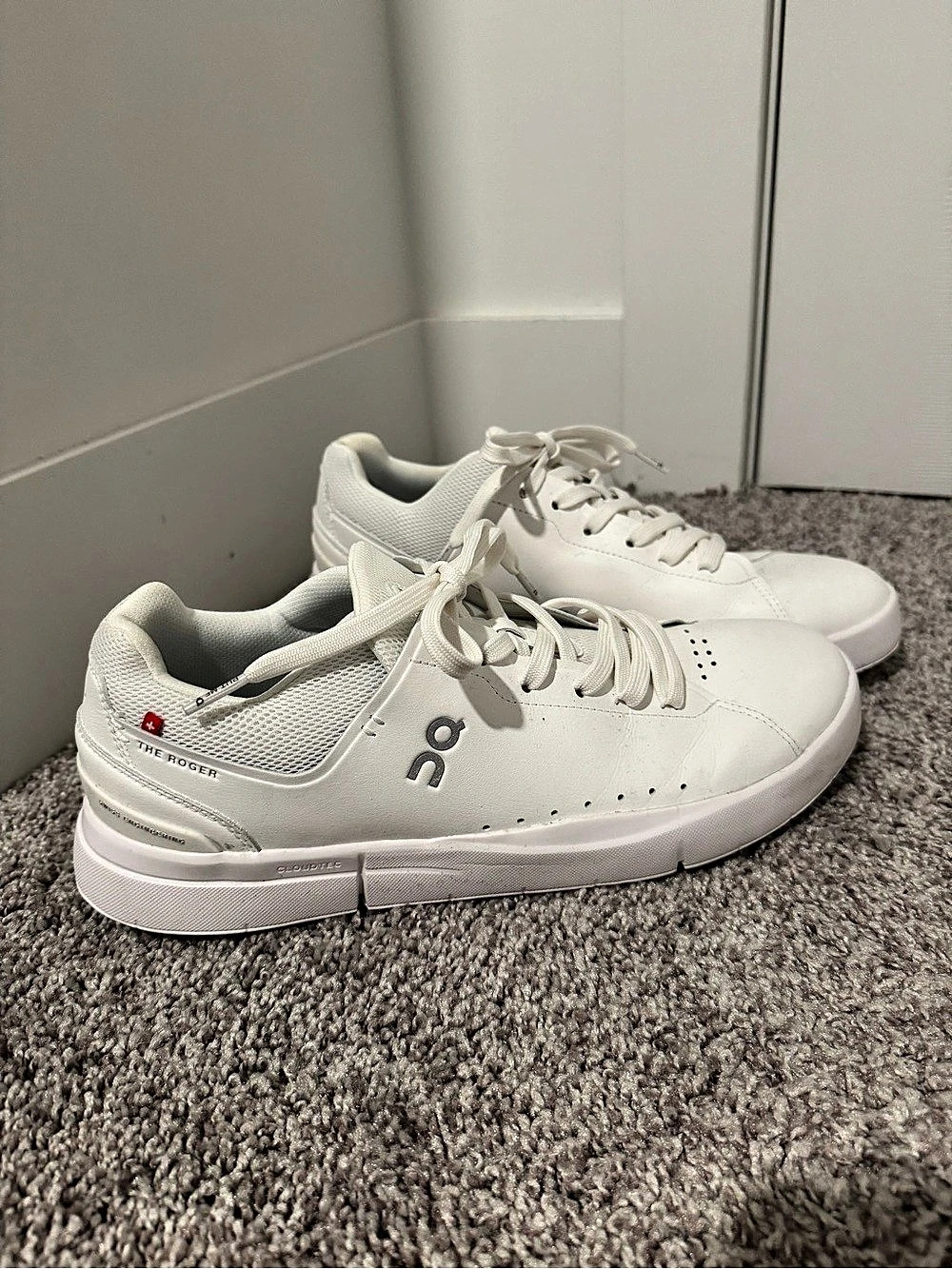 On The Roger Advantage White Sneakers